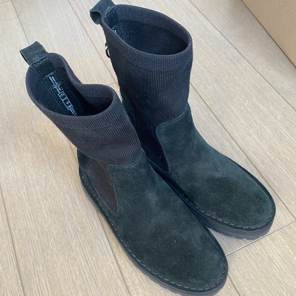 Clarks Original Black Elasticated-panel Boots, Size 5.5 UK / 8 - 8.5 US - Picture 1 of 5
